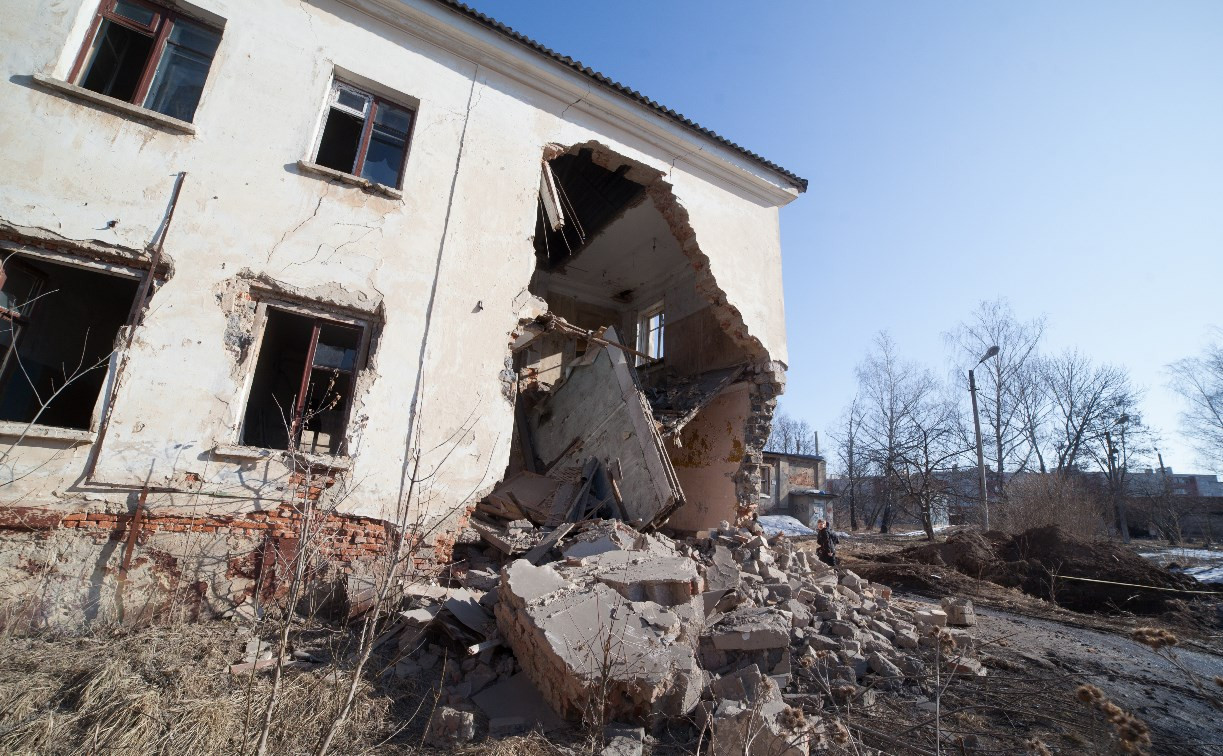 В Туле рушится заброшенное здание ПТУ в Скуратово