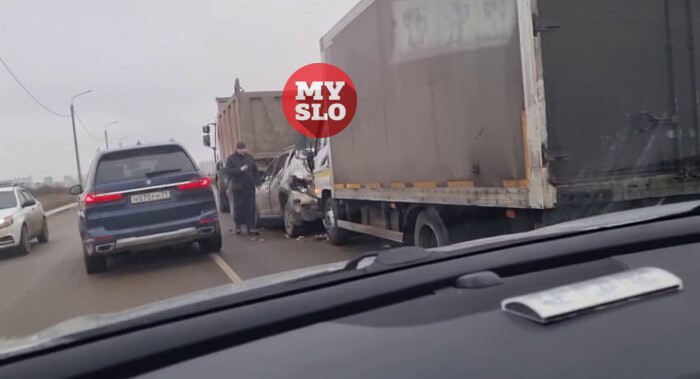 На Калужском шоссе легковушку зажало между самосвалом и грузовиком
