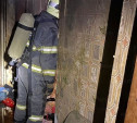 Новомосковские пожарные спасли мужчину из горящей квартиры