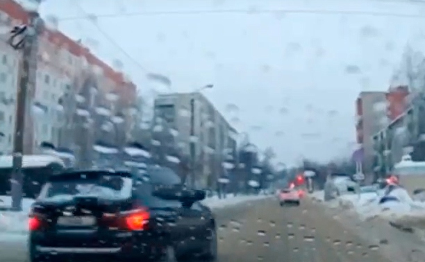 На ул. Кауля водитель проехал между пешеходами