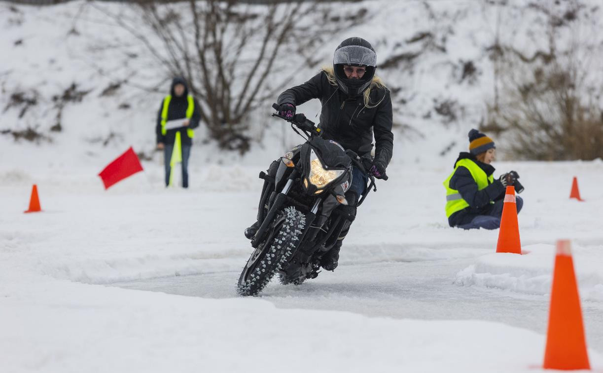 В Туле на Бездонном озере прошли соревнования по мотоджимхане на льду: фото и видео