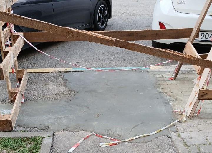 После публикации Myslo провал во дворе многоэтажки на Пузакова заделали