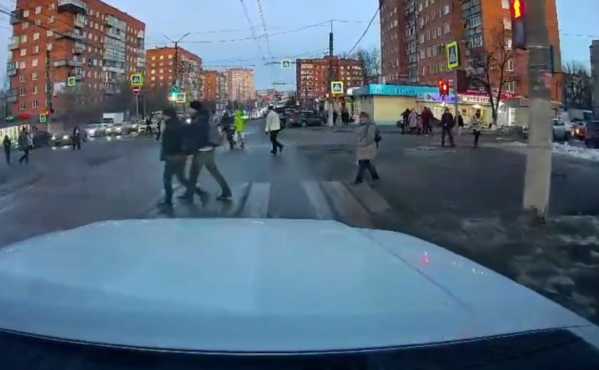 «Что это могло быть?!»: в Туле видеорегистратор запечатлел странное поведение пешеходов