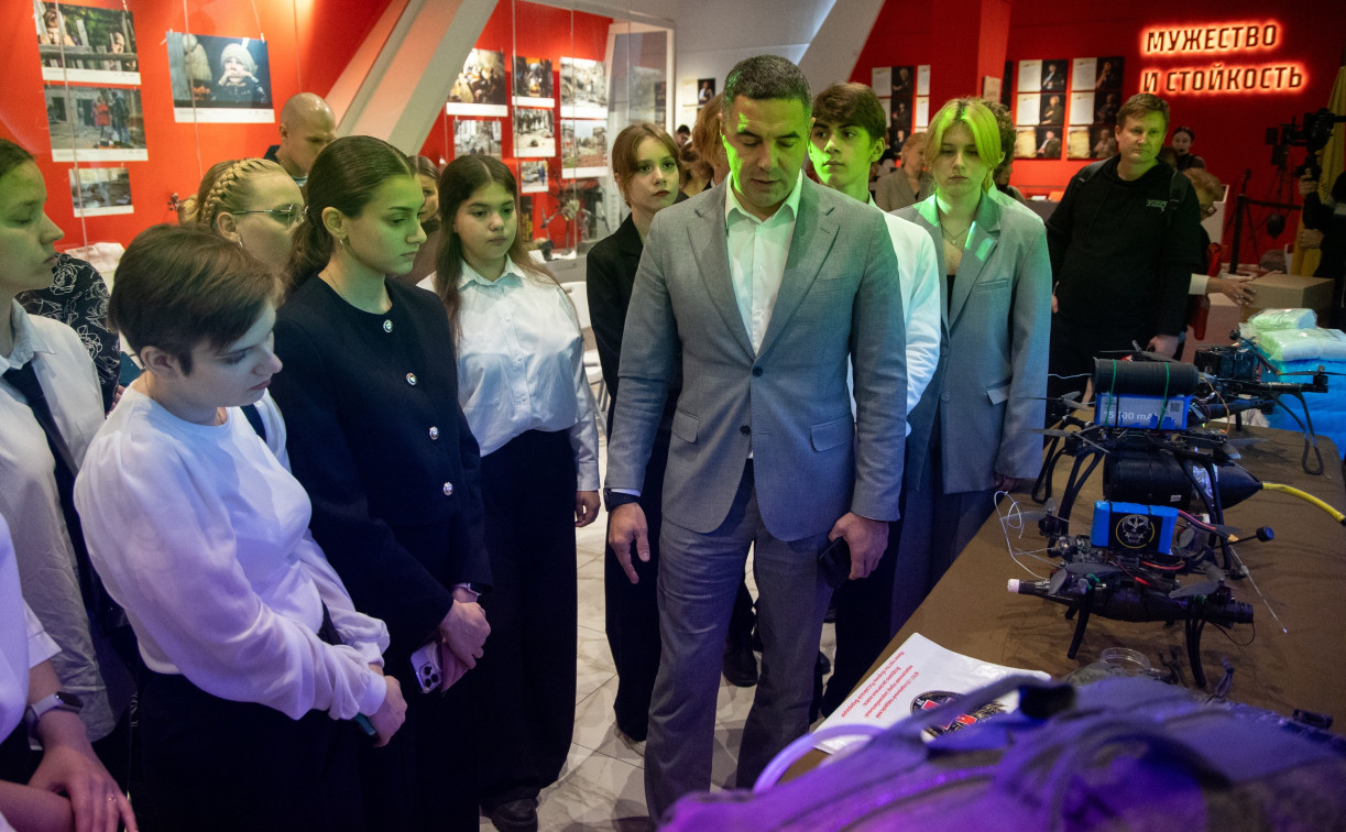 Алексей Эрк передал предметы из зоны СВО Музею обороны Тулы