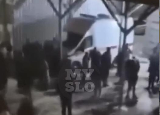 Толпа цыган оккупировала подстанцию скорой помощи и морг в Заречье