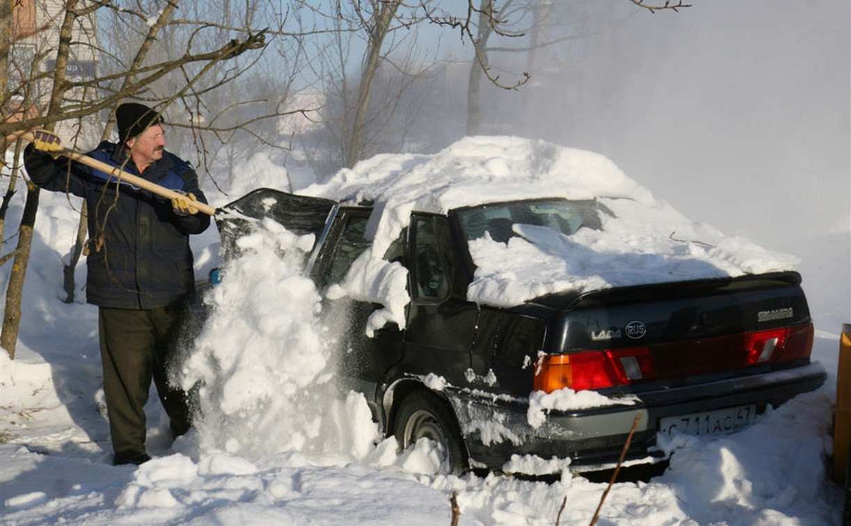 Предприимчивый туляк готов всем желающим очистить авто от снега