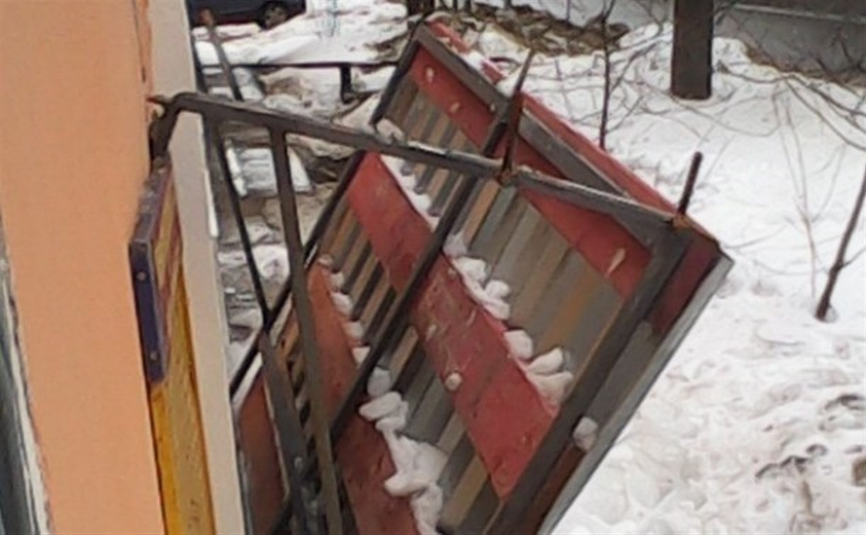 На ул. Болотова упавшая с крыши ледяная глыба обрушила козырёк подъезда