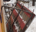 На ул. Болотова упавшая с крыши ледяная глыба обрушила козырёк подъезда