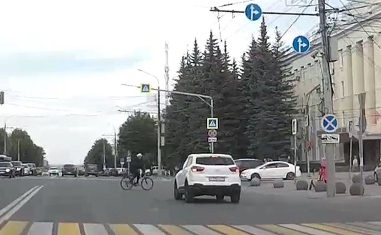 Туляк заснял, как велосипедист-пофигист пересекает проспект Ленина