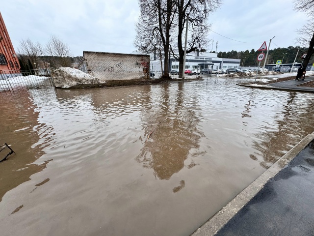 «У чиновников аллергия на асфальт?»: жители Алексина жалуются на потоп в микрорайоне Бор