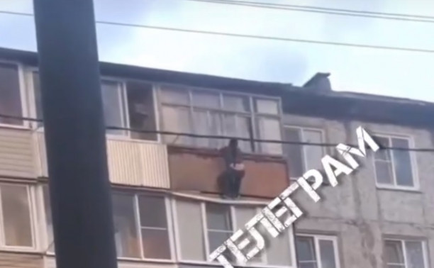 В Белеве женщина сорвалась с 5 этажа, пытаясь попасть в квартиру через балкон: видео