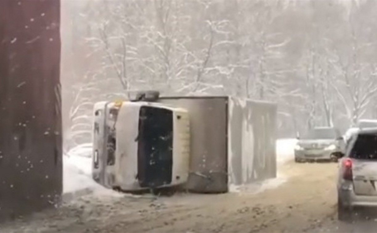 На Московском шоссе в Туле опрокинулся грузовик
