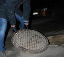 В Новомосковске двое мужчин утащили крышку канализационного люка