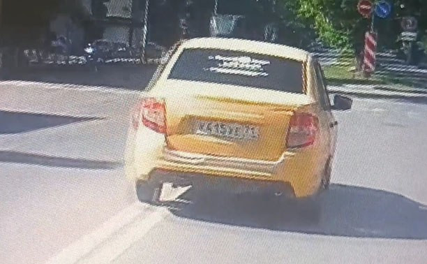 В Туле таксист проехал по встречке на красный