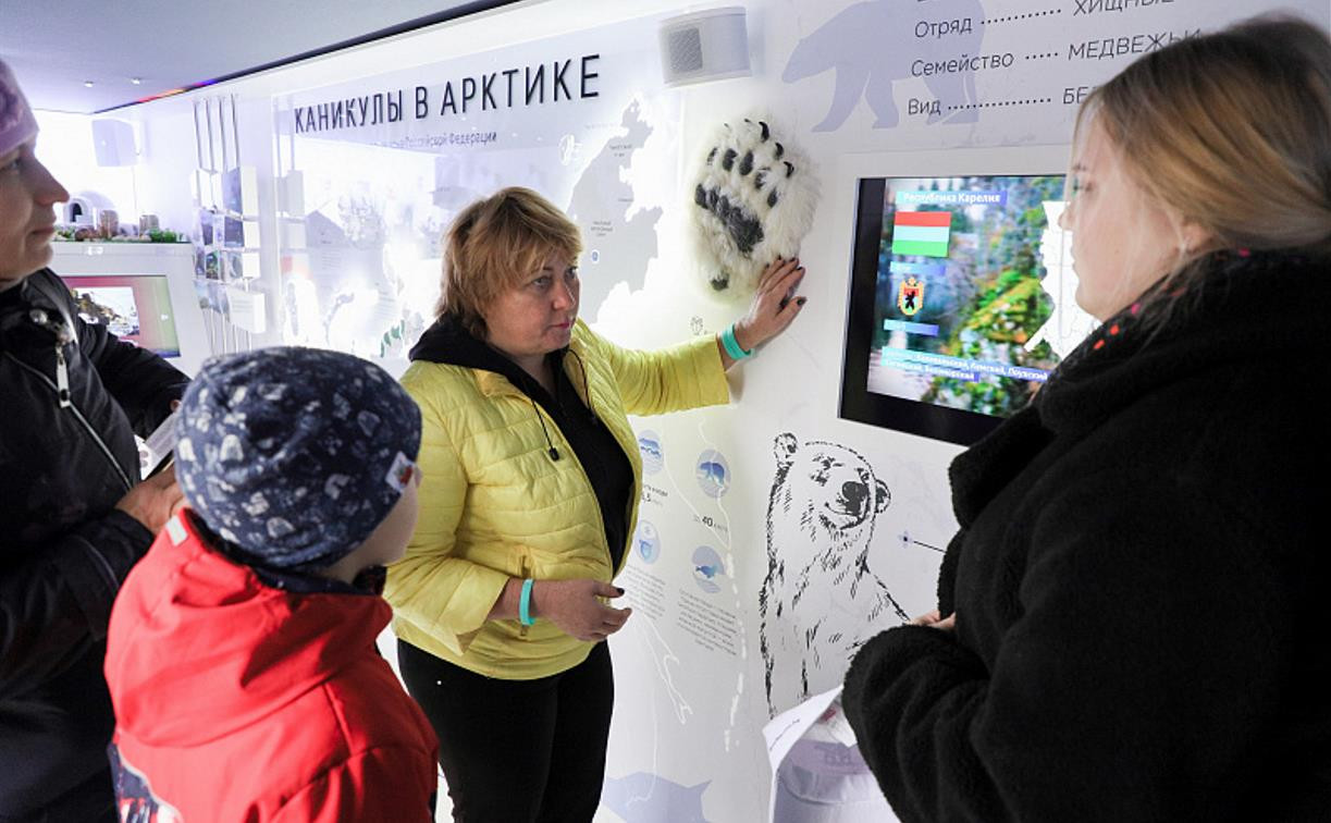 В Центральный парк Тулы приехал мультимедийный автобус-музей «Каникулы в Арктике»