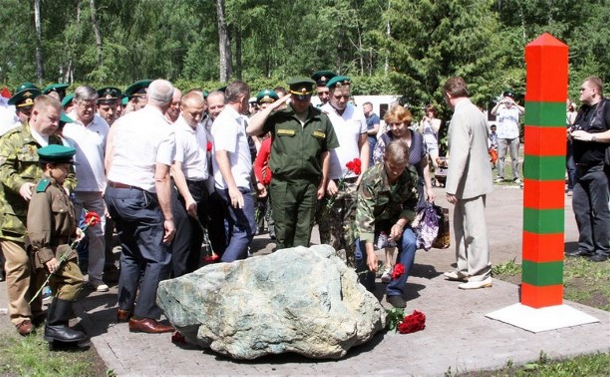 В Новомосковске открыли памятник пограничникам