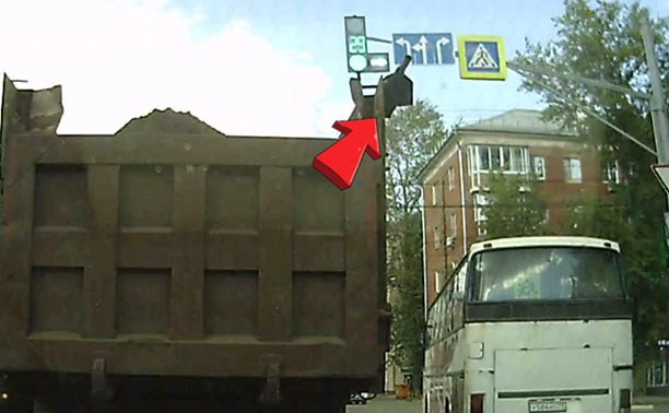 В Туле водитель автобуса решил проехать перекресток с нарушением ПДД