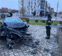 В Туле на площади 50-й Армии Zeekr протаранил стелу: водитель погиб