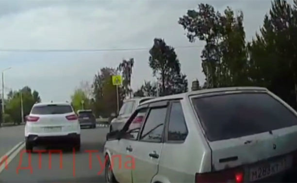 На Московском шоссе невнимательный водитель «девятки» едва не спровоцировал ДТП