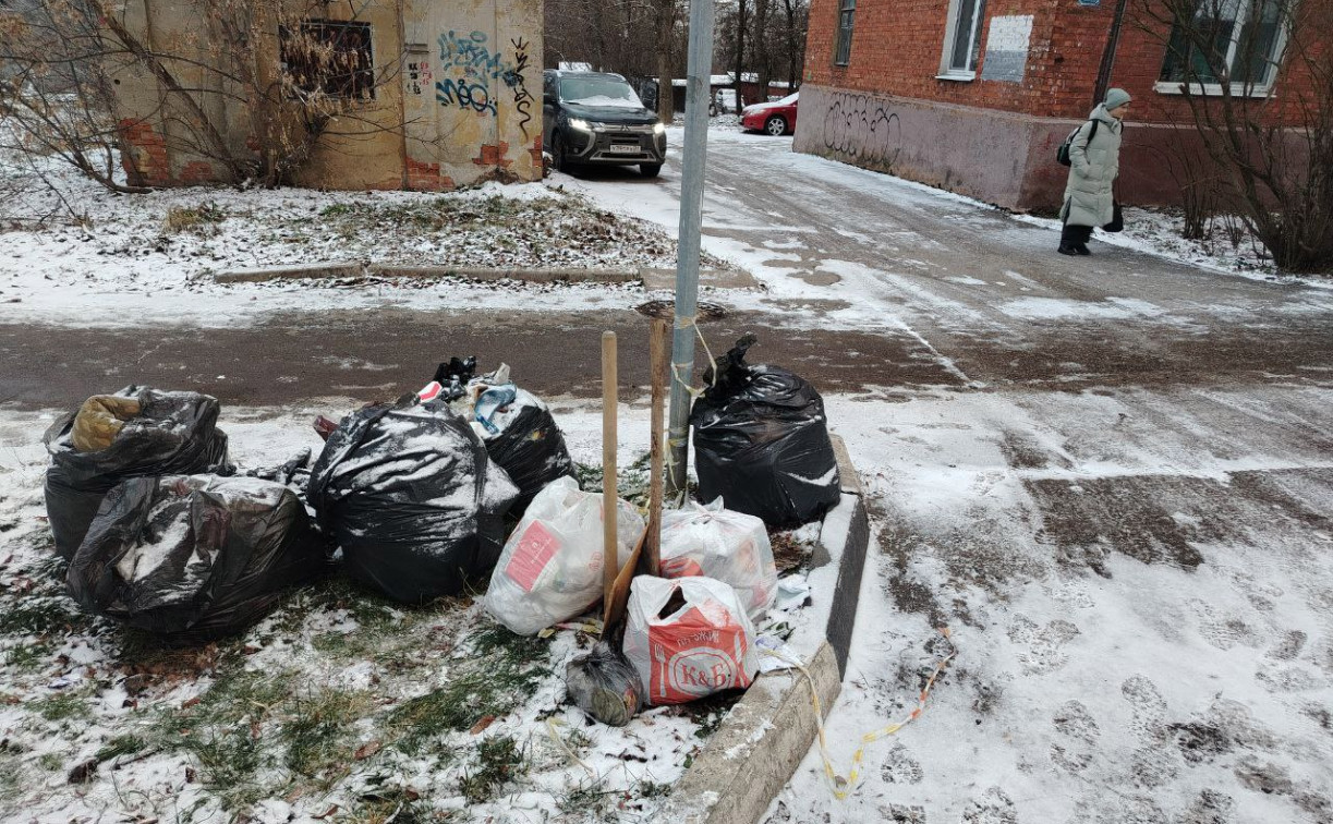 Во дворе на Гоголевской нет контейнеров: жители складывают мусор прямо на землю