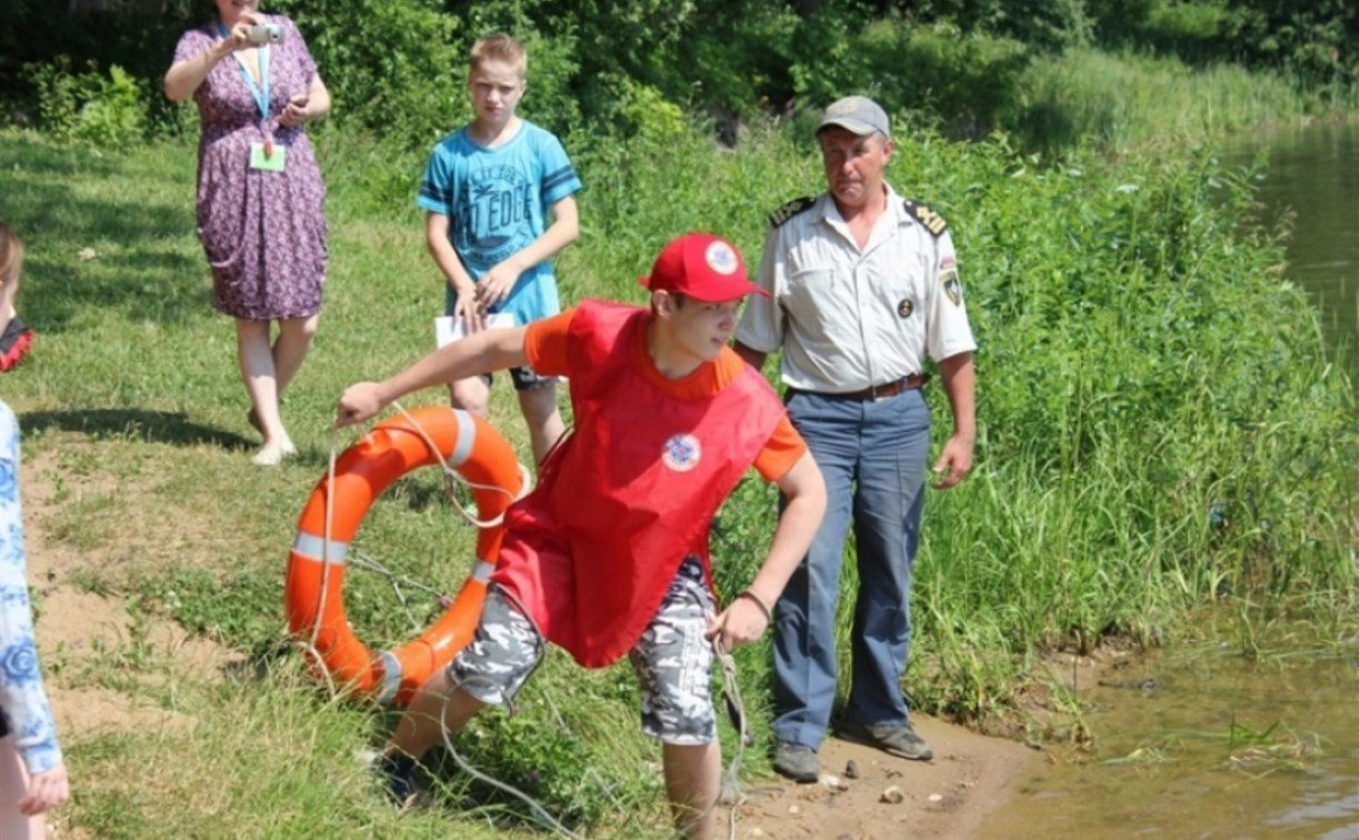 Тульские сотрудники МЧС обучали детей спасению утопающих