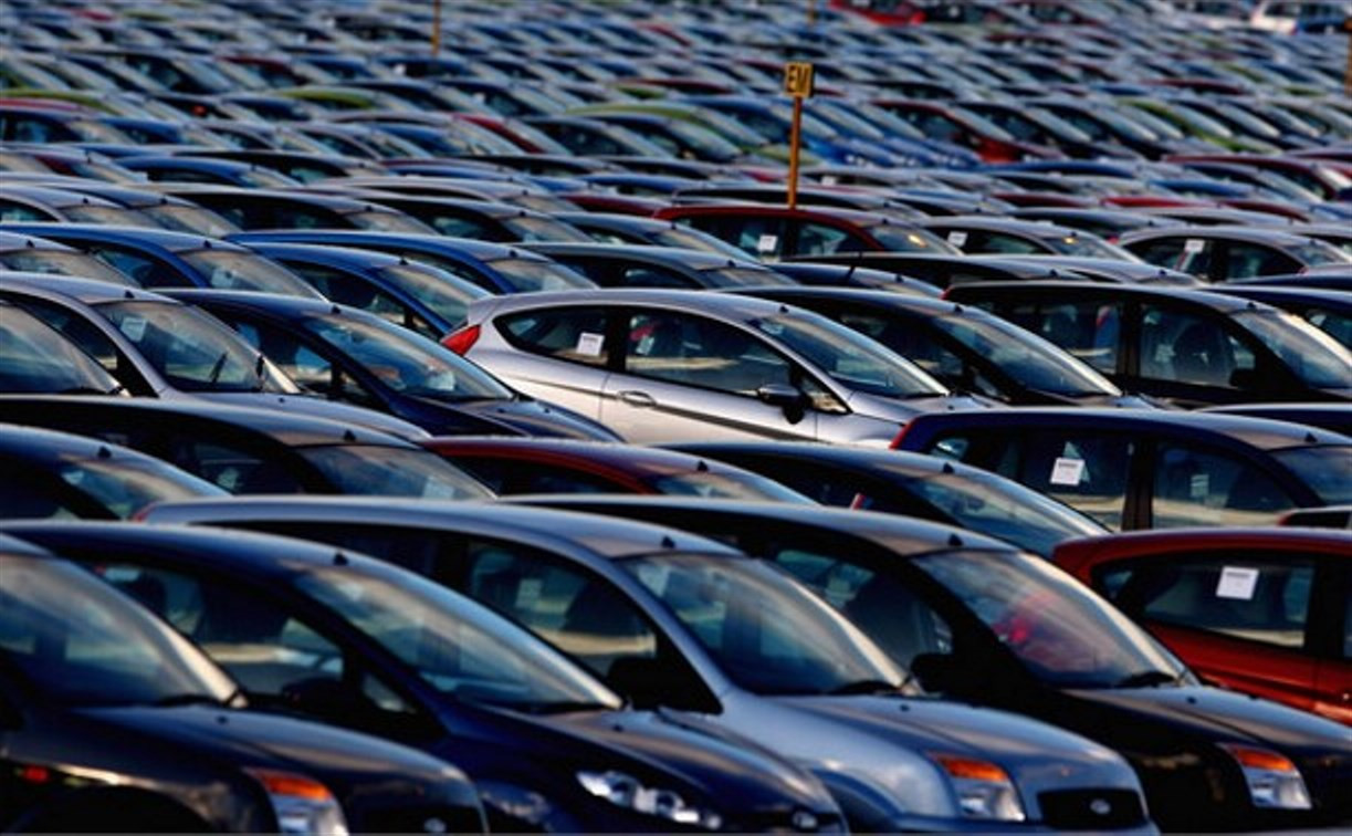 Продажи новых автомобилей в России сократились на 43%