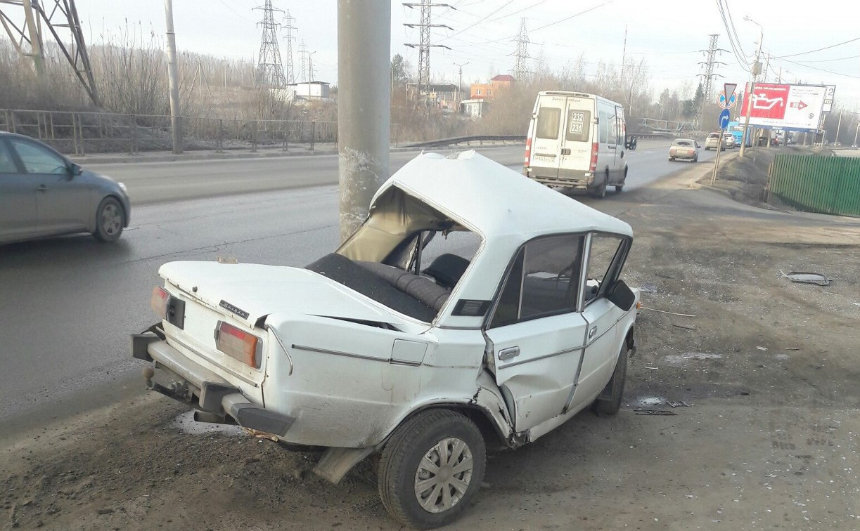 В Туле на улице Рязанской ВАЗ протаранил столб