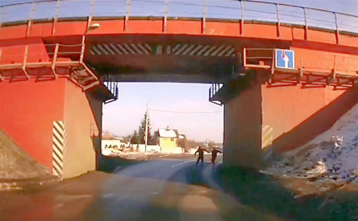 В Туле двое пешеходов выскочили под колеса автомобиля: видео