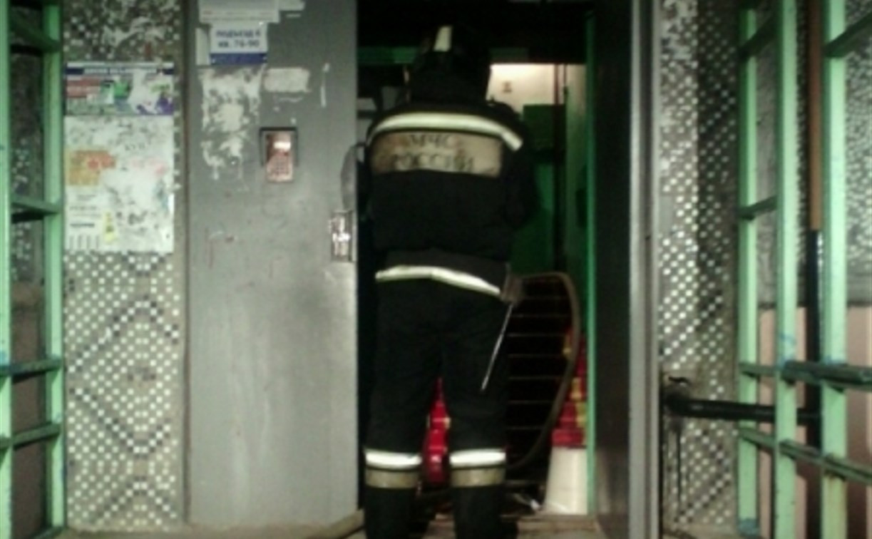 В Новомосковске из горящего дома пожарные спасли 14 человек