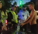 Туляк на глазах у полицейских пил водку за рулем во время езды