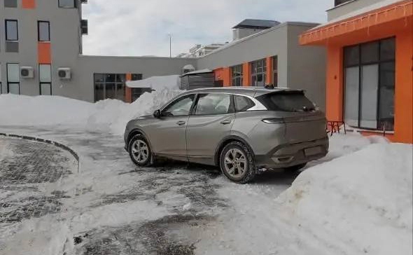 В Петровском водитель кроссовера обосновался у подъезда