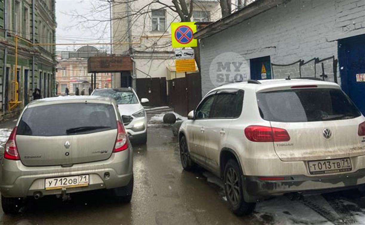 Нарушители парковки в Учетном переулке Тулы все никак не унимаются