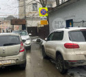 Нарушители парковки в Учетном переулке Тулы все никак не унимаются