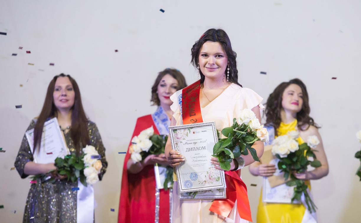 Титул «Мама года — 2022» выиграла 28-летняя Анастасия Сапронова