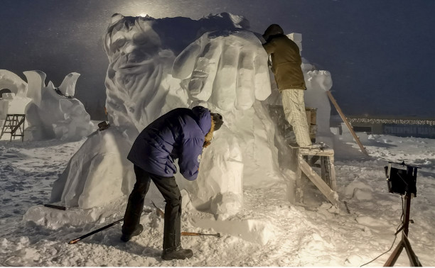 «Шапку надень»: алексинец занял 2-е место на фестивале снежно-ледовой скульптуры 