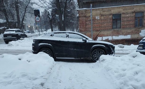 На ул. Жуковского Changan перекрыл дорогу для пешеходов