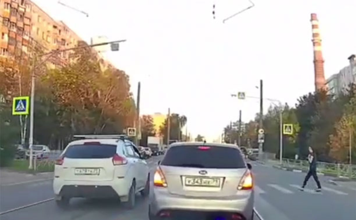 На ул. М. Горького водитель совершил опасный обгон на пешеходном переходе