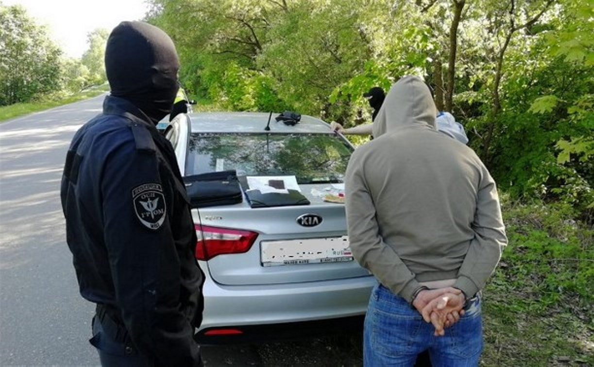 При задержании наркоторговца под Тулой полицейского сбили автомобилем