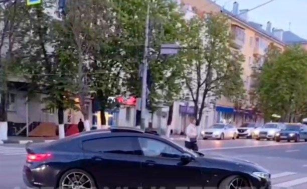 На пр. Ленина водитель BMW проехал задом на красный