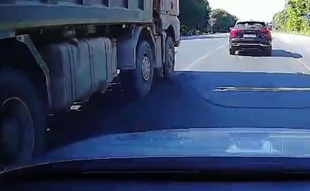 На дороге в Туле встретили опасный самосвал