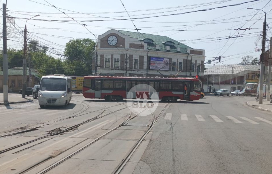 В центре Тулы трамвай развернуло поперек дороги