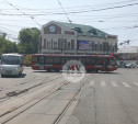 В центре Тулы трамвай развернуло поперек дороги