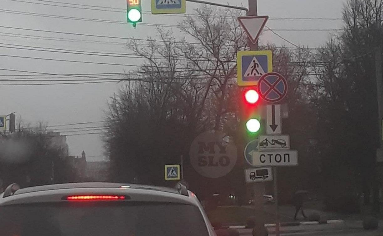 На ул. Фрунзе в Туле «спятил» светофор