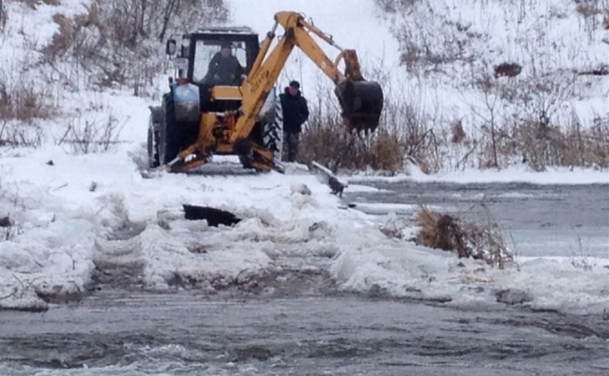 В Тульской области сотрудники МЧС освободили мост ото льда