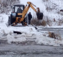 В Тульской области сотрудники МЧС освободили мост ото льда