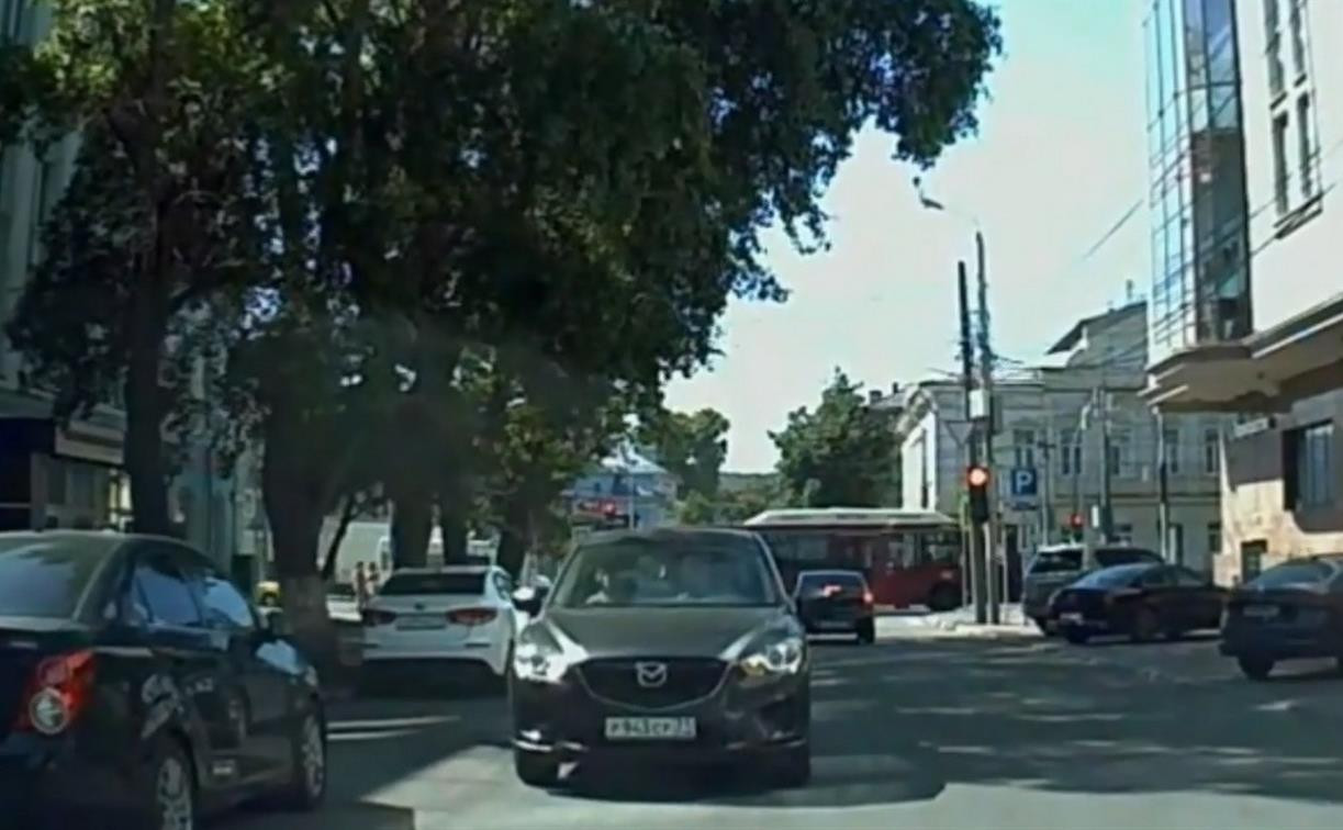 «Накажи автохама»: водитель Mazda CX-5 прокатился «против шерсти» по ул. Тургеневской