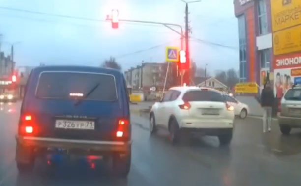 В Щекино водитель «прокрался» на красный