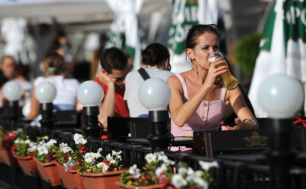 На верандах и террасах летних кафе запретили курить