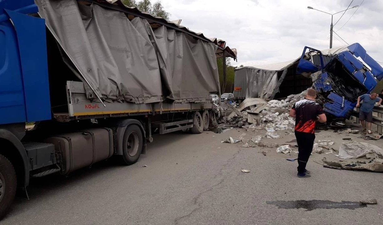 Жесткое ДТП на трассе М-2 в Тульской области: столкнулись два большегруза