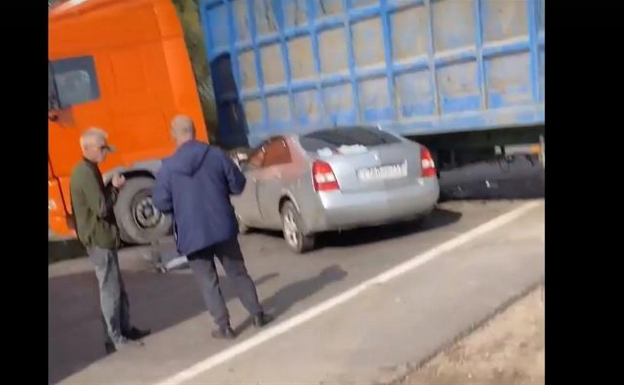 Авария с грузовиком под Тулой: частично перекрыта Новомосковская трасса